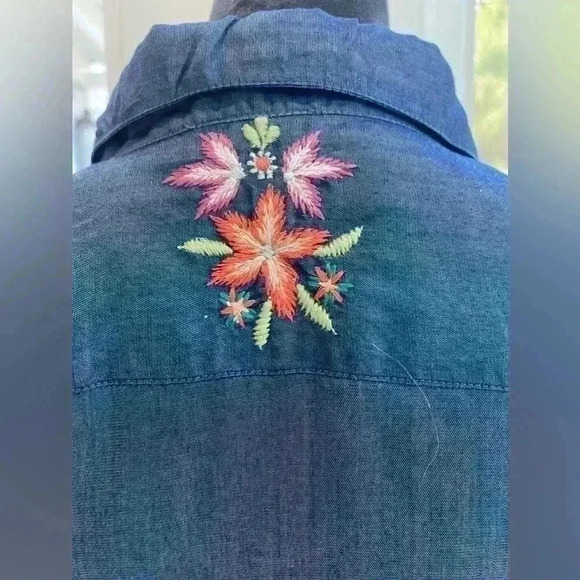 Parsley & Sage embroidered denim look button-down shirt, Size large like new - Picture 3 of 10